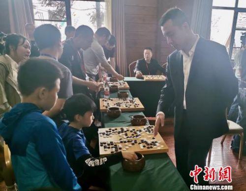 古力、常昊重庆上演围棋车轮战 1敌11仍稳操胜券