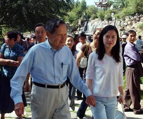 翁帆的父亲真的娶了杨振宁的孙女吗？