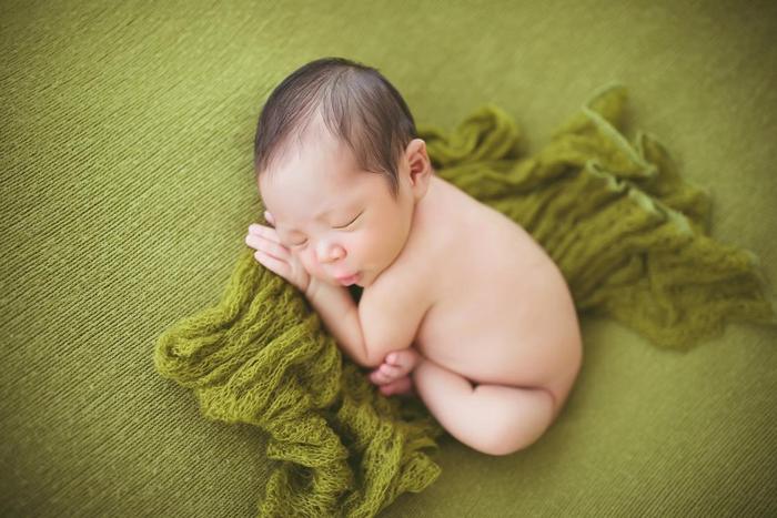 新生儿宝宝睡觉的时候总是噘嘴，是不是没吃饱呀？看看专家怎么说