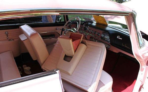 50年代专为女性设计的“粉嫩系”汽车 车内细节吸睛