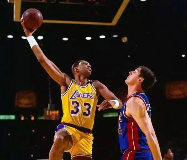 NBA史上八大经典绝招：艾弗森上榜，乔丹第3，榜首无可争议