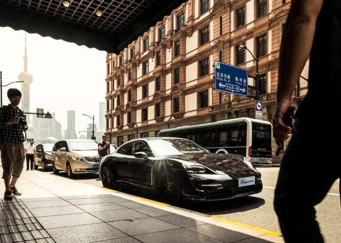 世界首款豪华电动跑车Taycan突然现身上海，原型车长得像保时捷911