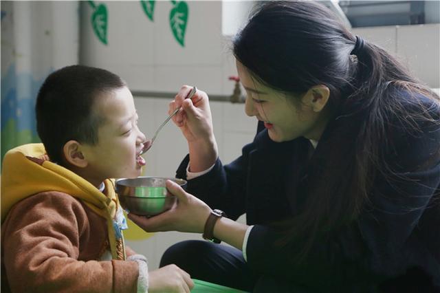 成天追着孩子屁股后面喂饭？不用，学会3招，宝宝乖乖吃饭