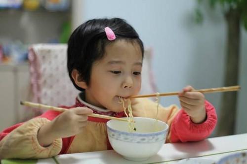 成天追着孩子屁股后面喂饭？不用，学会3招，宝宝乖乖吃饭