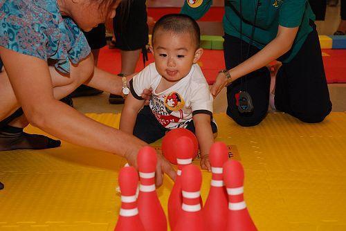 成天追着孩子屁股后面喂饭？不用，学会3招，宝宝乖乖吃饭