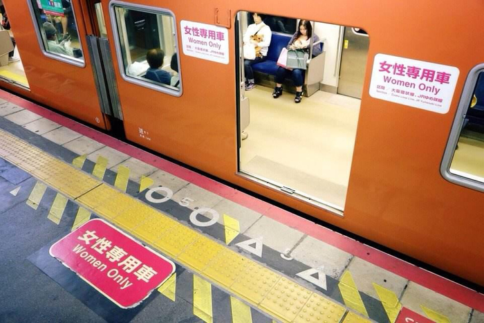 日本的地铁都很挤？快来看看女性车厢吧，这待遇明显就不一样