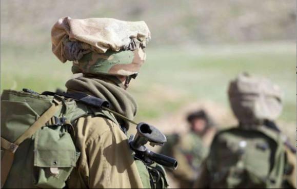 为啥以色列士兵头盔上要戴一个布口袋呢？
