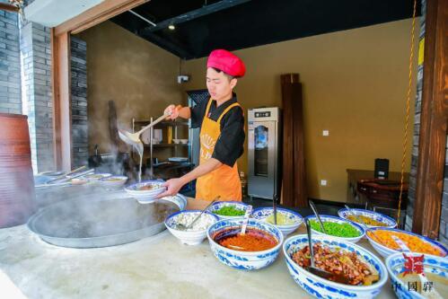 7月7日侠士集结，神秘小镇引来各路江湖食客……