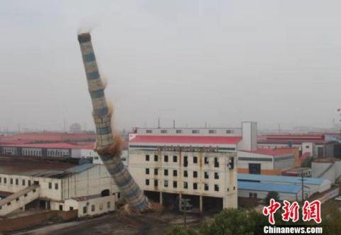 河北省沙河市集中拆除23根烟囱 涉及企业17家