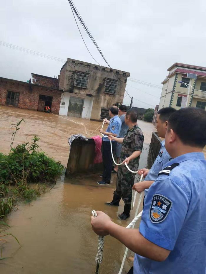 逆水而行的“警察蓝”，暴雨中最暖心的“安全色”