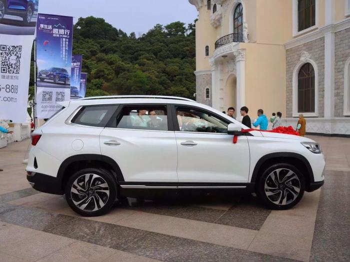 这个中国品牌上市3台中型SUV，满足国六，都是性价比之选！