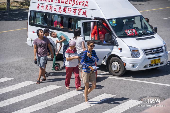 【新疆是个好地方】 从“人迹罕至的边陲小镇”到“游客如织的购物天堂” 揭秘中哈霍尔国斯国际边境合作中心的蜕变之路