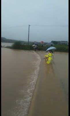 逆水而行的“警察蓝”，暴雨中最暖心的“安全色”