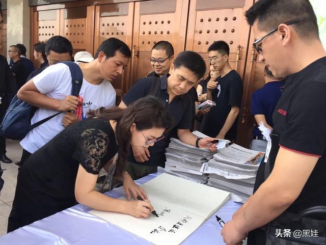 人民艺术家刘文西先生告别式今日举行 近千西安市民前来送别