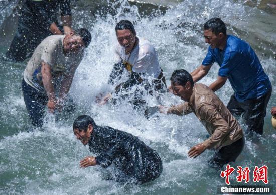 青海玉树藏族古村落迎泼水节 祈幸福安康