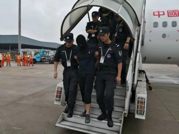 四名“套路贷”犯罪团伙成员今天被上海警方从境外押解回沪