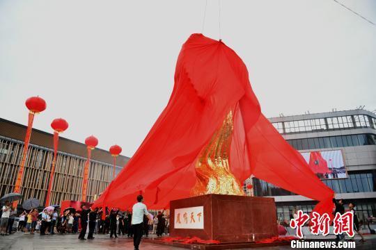 凤凰古城再添新地标“凤鸣天下”雕塑今日揭幕