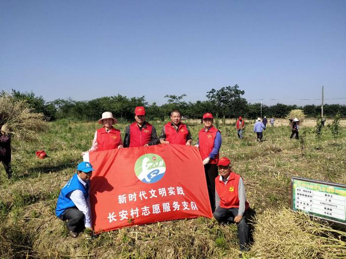 和平镇产业扶贫助农致富 夏季爱心义卖 帮销西瓜4万斤