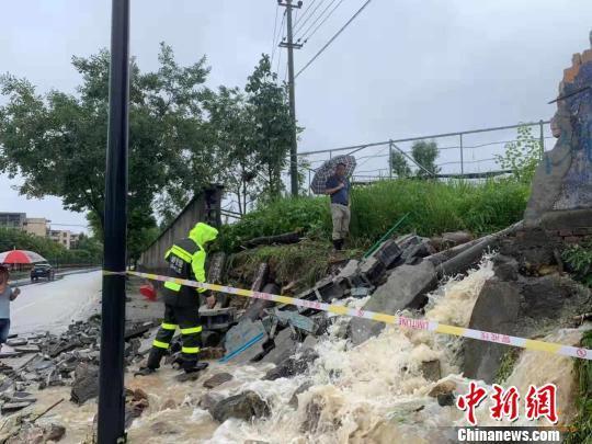 强降雨持续影响浙江 24小时内55个乡镇降雨量超百毫米