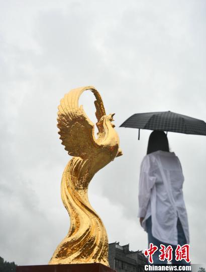 凤凰古城再添新地标   “凤鸣天下”雕塑今日揭幕