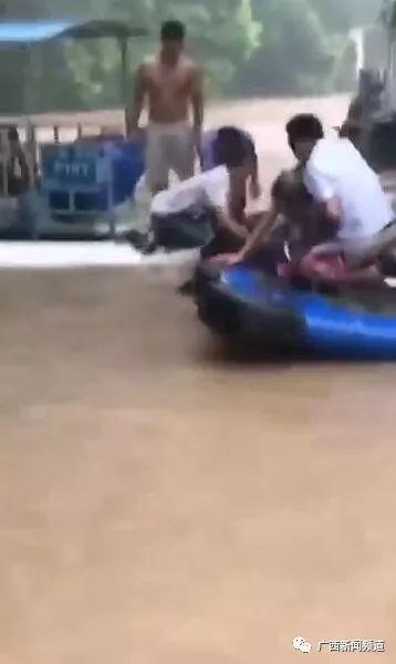 点赞救人村民！桂林兴坪多位游客涉险趟水被冲入洪流，车沉入水底最后一刻…