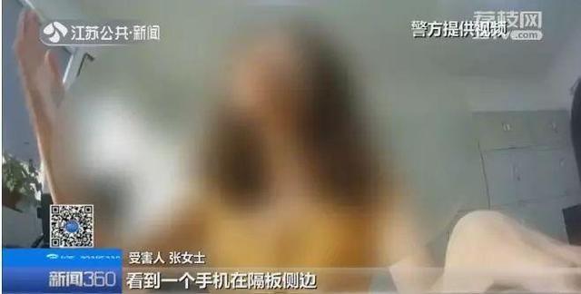 女子如厕时一扭头，隔壁偷偷探出一部手机…正在摄像