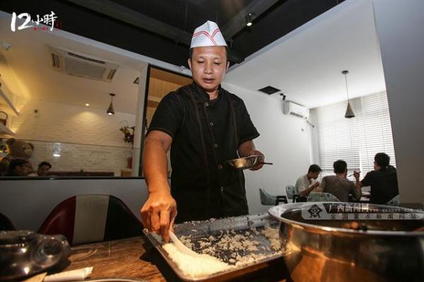 「12小时」“80后”厨师长扎根厨房20载 练就3分钟出1道菜