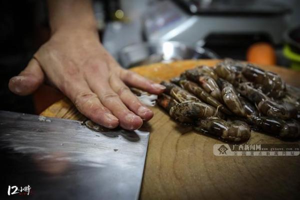 「12小时」“80后”厨师长扎根厨房20载 练就3分钟出1道菜
