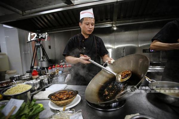 「12小时」“80后”厨师长扎根厨房20载 练就3分钟出1道菜