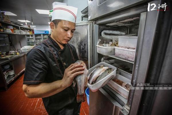 「12小时」“80后”厨师长扎根厨房20载 练就3分钟出1道菜