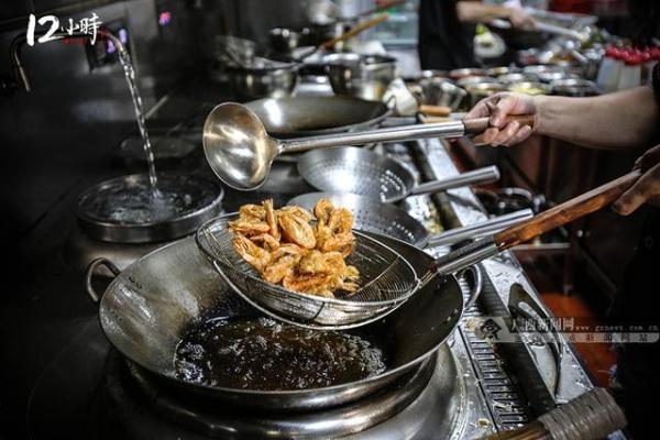 「12小时」“80后”厨师长扎根厨房20载 练就3分钟出1道菜