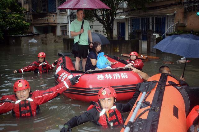 南方暴雨再袭桂林，小区水深2.5米，网友：有船多好