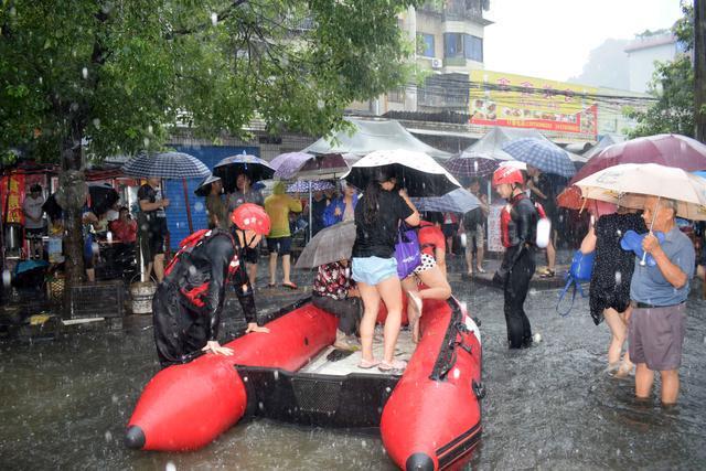 南方暴雨再袭桂林，小区水深2.5米，网友：有船多好