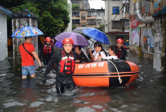 南方暴雨再袭桂林，小区水深2.5米，网友：有船多好