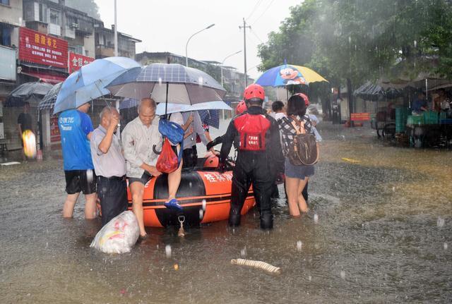 南方暴雨再袭桂林，小区水深2.5米，网友：有船多好