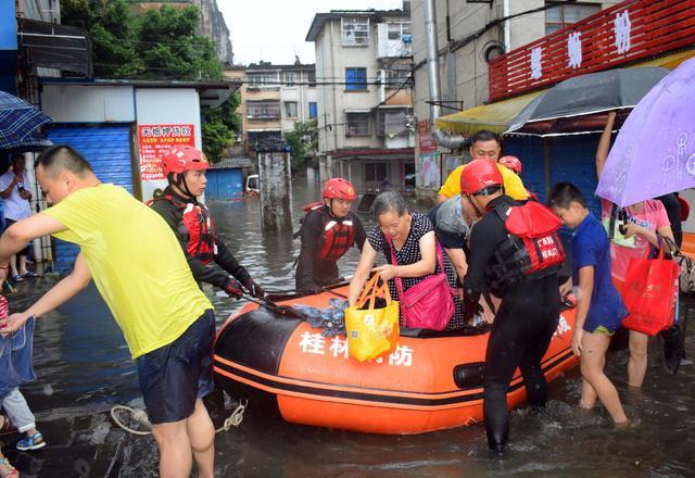 南方暴雨再袭桂林，小区水深2.5米，网友：有船多好