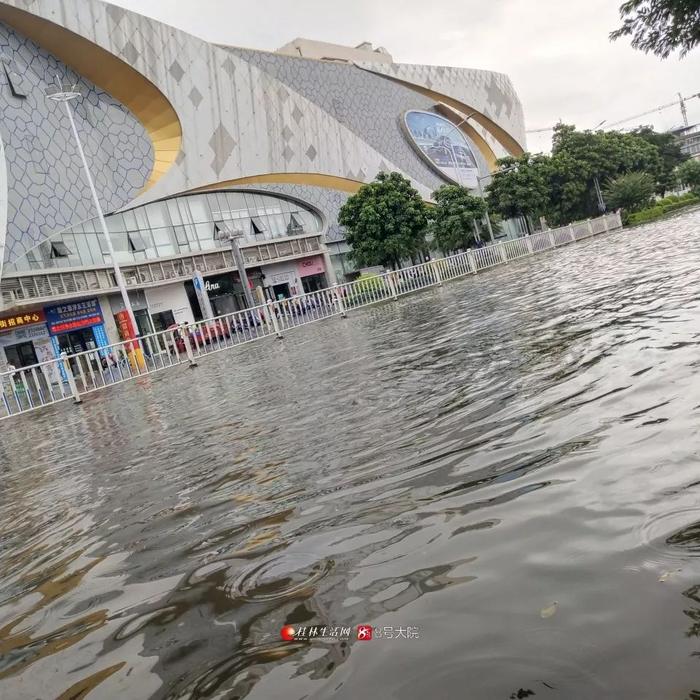 点赞救人村民！桂林兴坪多位游客涉险趟水被冲入洪流，车沉入水底最后一刻…