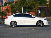 5万配四独悬、四个盘刹，这三厢车源自意大利设计，还带倒车雷达