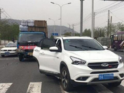 高速路段轻卡追尾瑞麒G5，网友：奇瑞版“小坦克”不是吹出来的