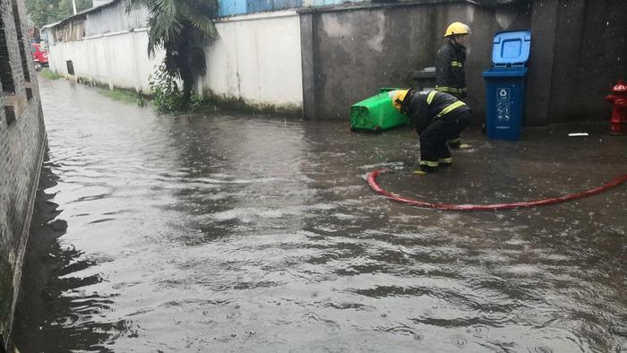 这个周末江南暴力梅有点凶 海宁消防奔赴各地抽水排涝