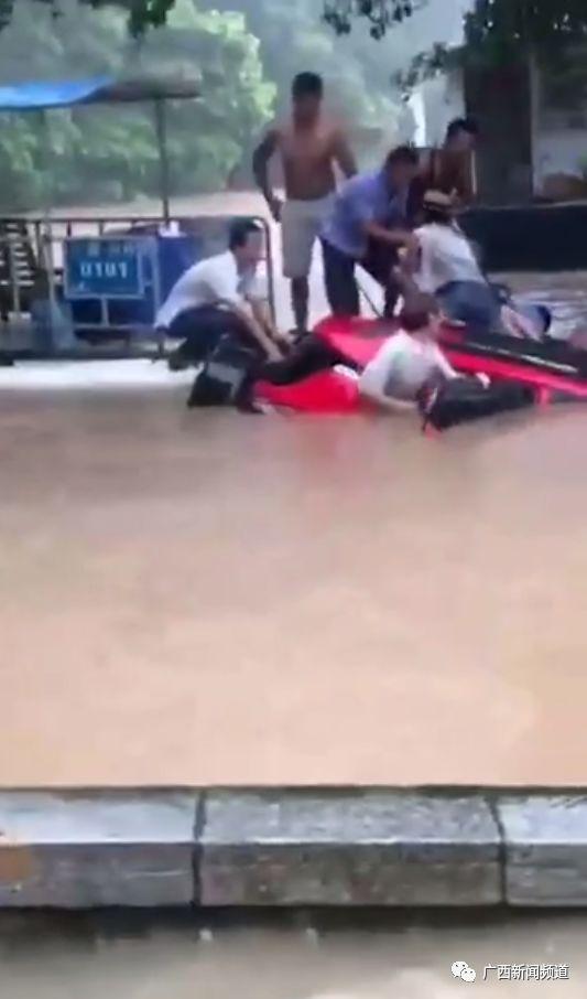 点赞救人村民！桂林兴坪多位游客涉险趟水被冲入洪流，车沉入水底最后一刻…