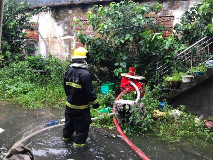 这个周末江南暴力梅有点凶 海宁消防奔赴各地抽水排涝