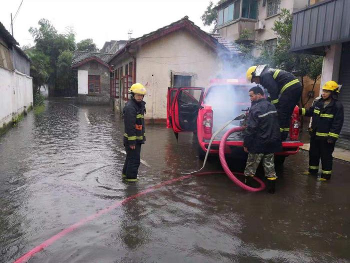 这个周末江南暴力梅有点凶 海宁消防奔赴各地抽水排涝