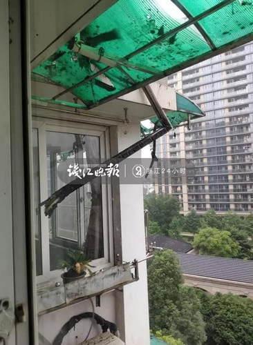 火光冲天！杭州一小区7楼起火，水管都烧断了往下掉！屋内有名男租客