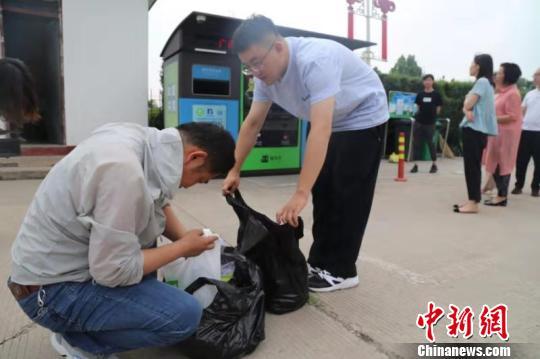 山西潞城设智能垃圾分类设备  “扫码”扔垃圾“换”现金