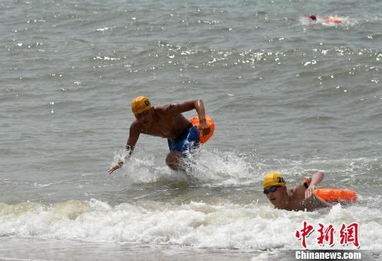 第十届厦金海峡横渡举行 两岸“泳士”接力泳渡