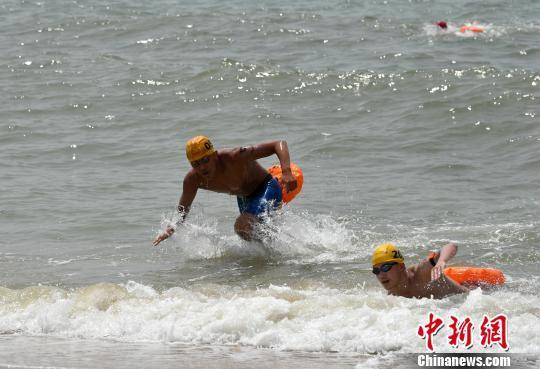 第十届厦金海峡横渡举行 两岸“泳士”接力泳渡