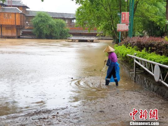 洪水消退 桂林山水实景演出《印象·刘三姐》场地忙清淤