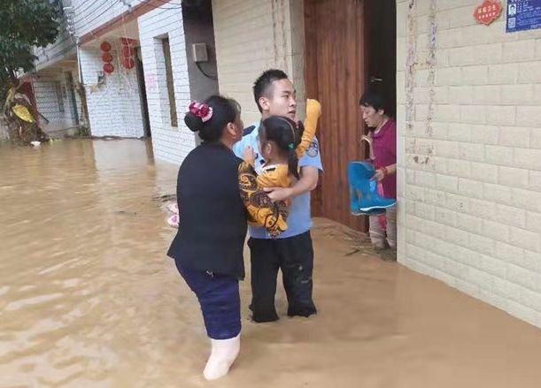 告急！这里洪水没过二楼，红色预警，各方正紧急救援！众志成城，赣州加油！