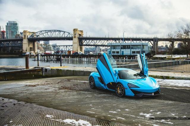 迈凯伦570S，蓝色让超跑变得更加梦幻